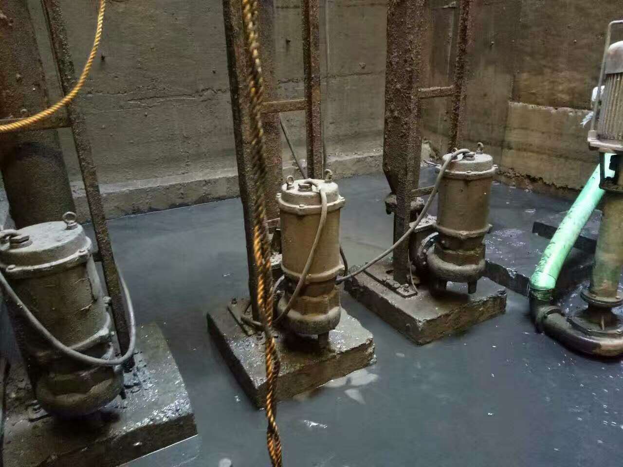 梨林镇污水池清理