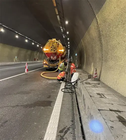 梨林镇隧道排水渠清淤